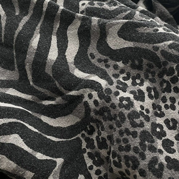 Torrid 1 Womens Plus Size 1X Grey & Black Animal Print Pullover Sweater - Picture 13 of 13